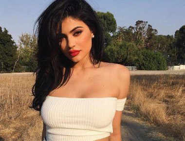 Το πληθωρικό στήθος της Kylie Jenner για άλλη μια φορά προκαλεί πανικό! (φωτό)